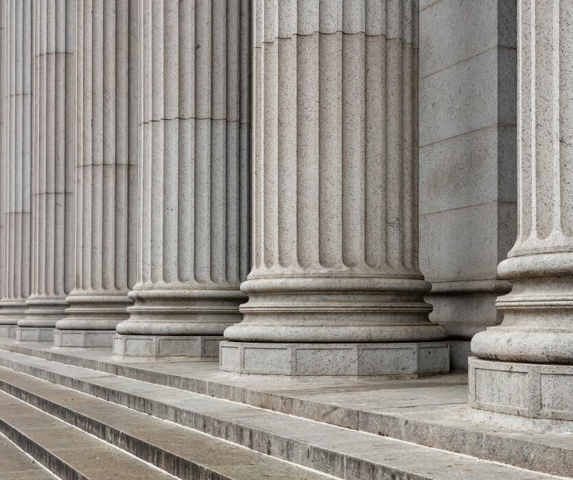 Assistance et représentation pour les procès par avocat à Marseille devant le tribunal judiciaire et tribunal de commerce. Photographie montrant le parvis d'un tribunal.