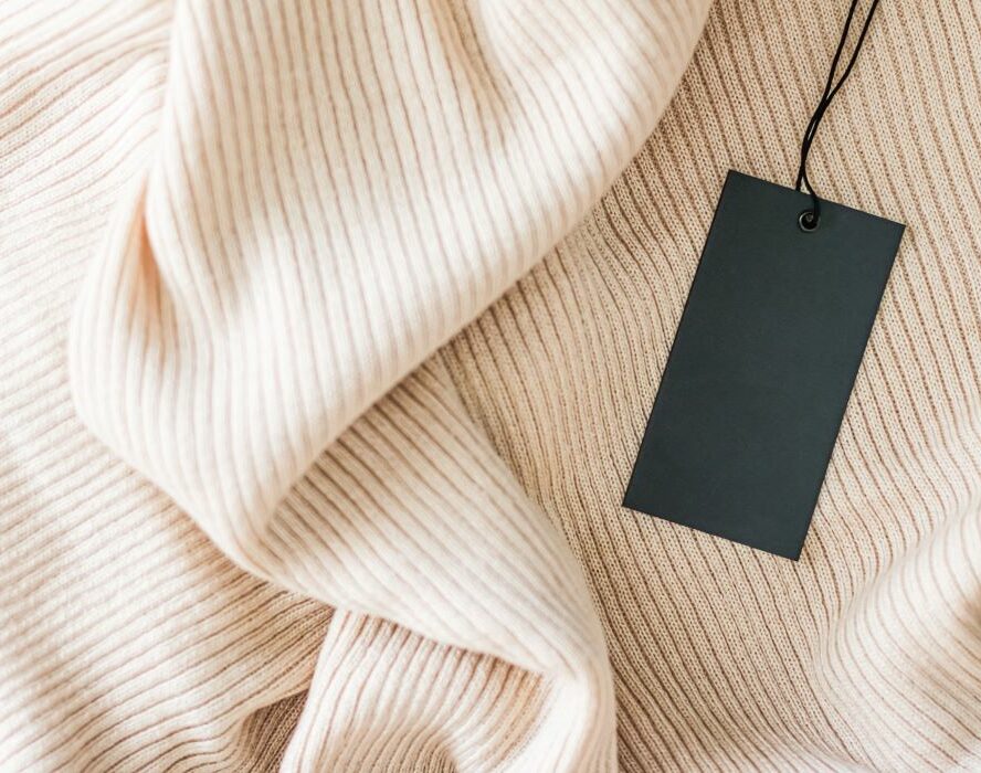 Dépôt de marque, contrats et assistance aux contentieux par avocat à Marseille. Photographie montrant un vêtement avec une étiquette.